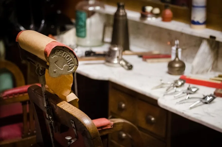 Cadeira clássica e bancada de trabalho de uma barbearia